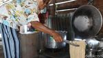 Dari Dapur Sederhana Ini Kerupuk Basah Tercipta