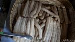 Dari Dapur Sederhana Ini Kerupuk Basah Tercipta