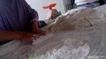Dari Dapur Sederhana Ini Kerupuk Basah Tercipta