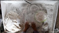 Proses pembuatannya pun terbilang susah-susah gampang. Bumbunya pun terbilang sangat sederhana, yakni tepung kanji (tepung sagu batang), bawang putih, bawang merah, merica bubuk, penyedap rasa (garam dan/atau micin).