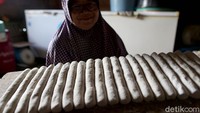 Meski namanya kerupuk, sekilas penganan ini terlihat seperti pempek khas Palembang. Yang membedakan adalah kerupuk basah atau dalam bahasa setempat disebut temet ini dibentuk lonjong memanjang seperti (Pempek Lenjer) dengan panjang berkisar 15 hingga 25 cm dengan diameter sekitar 2-3 cm.