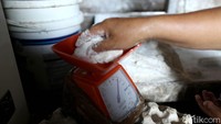 Salah satu nasabah BRI KUR Mikro yang mengambil kredit hingga Rp 50 juta untuk usaha Kerupuk Basah, kini bisa meraup Omzet RP 15-20 juta perbulan. Sangat menjanjikan bukan. 