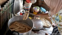 Mengunjungi kota Putussibau, ibu kota Kabupaten Kapuas Hulu, Kalimantan Barat tak lengkap bila tak mencicipi kerupuk basah, kuliner khas setempat.
