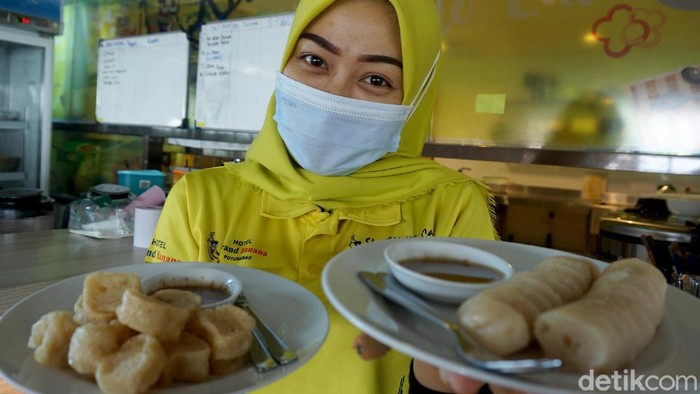 Dari Dapur Sederhana Ini Kerupuk Basah Tercipta Makanan khas asli masyarakat Kapuas Hulu adalah Kerupuk Basah. Desa Embaloh Hilir dipesisir sungai Kapuas inilah yang jadi salah satu produsen terkenal akan cita rasa aslinya.