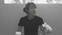 Foto hitam putih ini diambil saat Dita belum jadi idol. Menggunakan outfit santai, ia tampak ditemani cake dan segelas minuman dingin. Foto: Instagram secretnumber.official/dita.karang