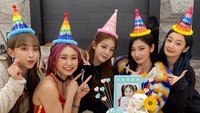 Kalau ini kekompakan member Secret Number saat merayakan ulang tahun Soodam. Ada banyak kue manis di hadapan mereka. Foto: Instagram secretnumber.official/dita.karang