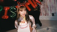 Wanita kelahiran Yogyakarta ini begitu senang mendapat kue ulang tahun dari manajemen tempatnya bernaung. Foto: Instagram secretnumber.official/dita.karang