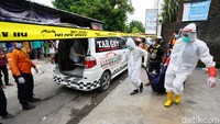 Petugas mengevakuasi tiga korban tewas akibat kebakaran rumah kos di Gembongan RT 02 RW 04, Desa Singopuran, Kartasura, Sukoharjo, Jawa Tengah.
