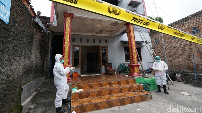 Tiga orang yang tewas dalam kebakaran sebuah rumah kos di Desa Singopuran, Kartasura, Sukoharjo, Jawa Tengah, telah dievakuasi. Ketiga jenazah dibawa ke RSUD Ir Soekarno.