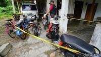 Sepeda motor hingga onthel juga dipasangi garis polisi. Diberitakan sebelumnya, rumah kos di Gembongan RT 02 RW 04, Desa Singopuran, Kartasura, Sukoharjo, itu terbakar sekitar pukul 08.00 WIB.