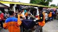 Dua korban tewas, pria dan wanita ditemukan di bawah tangga lantai satu. Sementara satu korban perempuan lainnya ditemukan di lantai dua.