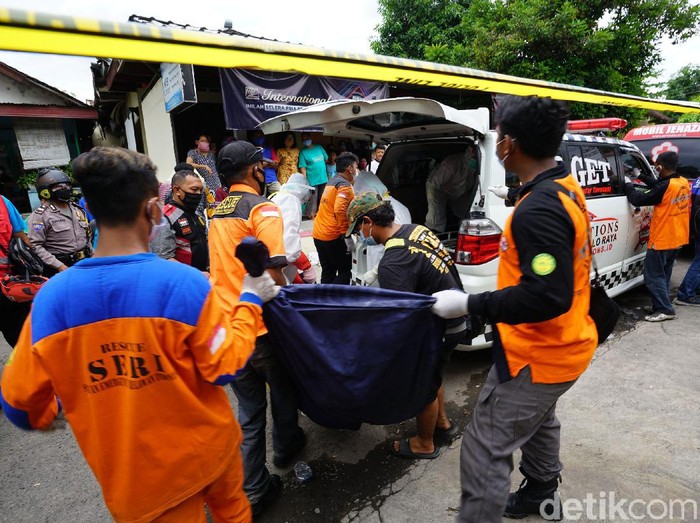 Tiga orang yang tewas dalam kebakaran sebuah rumah kos di Desa Singopuran, Kartasura, Sukoharjo, Jawa Tengah, telah dievakuasi. Ketiga jenazah dibawa ke RSUD Ir Soekarno.