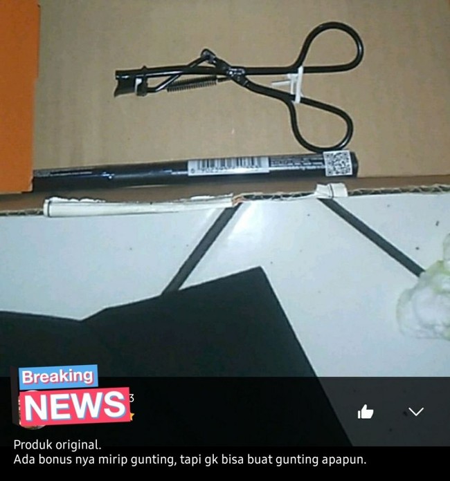 Beauty vlogger auto menangis melihat review yang satu ini. Mau sampai kapanpun eyelash curler itu nggak bakal bisa dipakai jadi gunting. Foto: Twitter/@txtdarionlshop