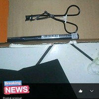 Beauty vlogger auto menangis melihat review yang satu ini. Mau sampai kapanpun eyelash curler itu nggak bakal bisa dipakai jadi gunting. Foto: Twitter/@txtdarionlshop