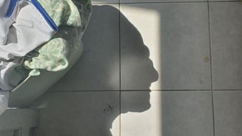 Tumpukan baju yang bayangannya menyerupai wajah manusia. Foto: Brightside