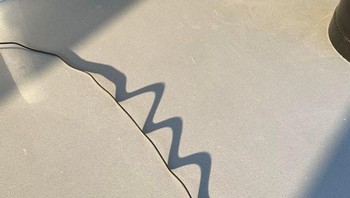 Kabel yang lurus tapi bayangannya terlihat bergelombang. Foto: Brightside