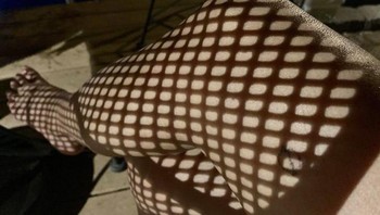 Bayangan ini bikin kaki tampak seperti pakai stoking. Foto: Brightside