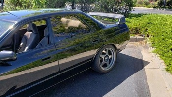 Bayangan mobil yang terlihat berbentuk persegi. Foto: Brightside