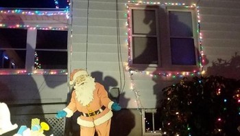 Bayangan Santa Claus seperti Godzilla. Foto: Brightside