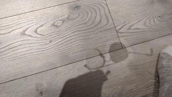 Bayangan kacamata salah satu lensanya terlihat berbeda. Foto: Brightside