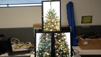 Pohon Natal dengan sentuhan teknologi. (Foto: boredpanda)