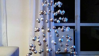 Pohon Natalnya tampak melayang. (Foto: Boredpanda)