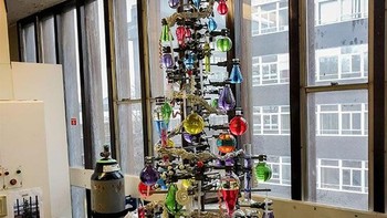 Ketika pekerja laboratorium menggunakan alat-alatnya untuk dijadikan pohon Natal. (Foto: boredpanda)