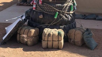 Di mana pun tempatnya, tetap bisa merasakan suasana Natal meskipun pohonnya terbuat dari ban bekas dan kaleng minuman. (Foto: boredpanda)