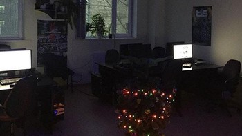 Keren nih, pohon Natal yang menembus atap dan lantai. (Foto: boredpanda)