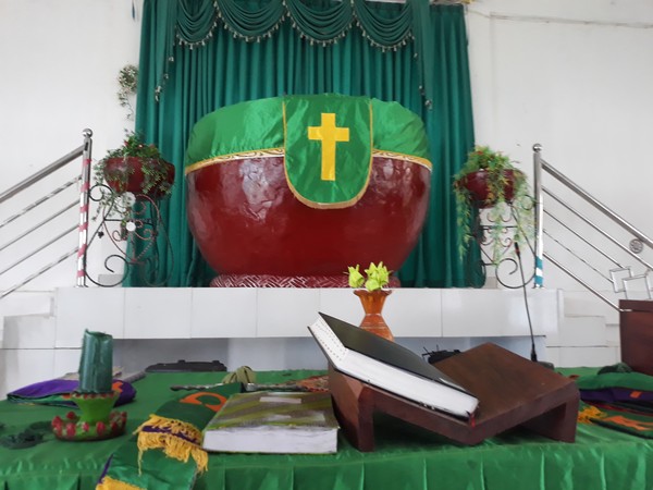 Selain itu, di dalam gereja juga terdapat mimbar tempayan yang berbentuk gerabah. Tempayan ini adalah tempayan keramat, pada masa lalu digunakan untuk menyimpan tepung sagu. (Hari Suroto/Istimewa) Selain itu, di dalam gereja juga terdapat mimbar tempayan yang berbentuk gerabah. Tempayan ini adalah tempayan keramat, pada masa lalu digunakan untuk menyimpan tepung sagu. (Hari Suroto/Istimewa)