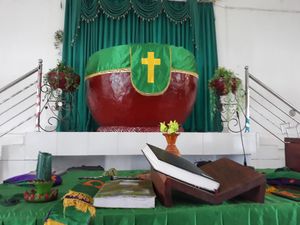 Foto: Gereja Unik di Sentani, Salibnya di Dalam Tempayan