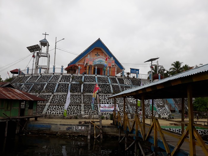 Gereja Unik di Papua, Salib Ditempatkan di Dalam Tempayan
