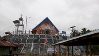 Di Papua, tepatnya di Kampung Abar, Sentani, ada sebuah gereja unik yang memadukan desain Eropa dan lokal. Lebih uniknya lagi, kayu salib gereja ini ditempatkan di dalam tempayan. (Hari Suroto/Istimewa)