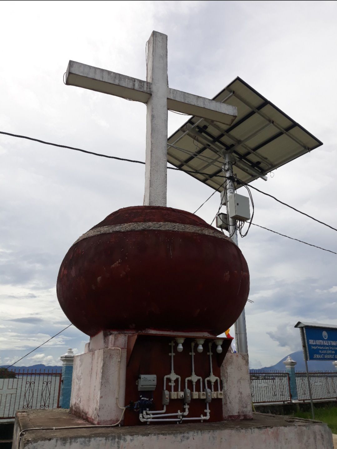 Gereja Unik di Papua, Salib Ditempatkan di Dalam Tempayan