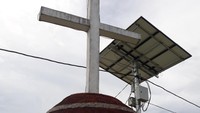 Gereja ini dinamakan Gereja GKI Ararat. Keunikan gereja ini, di halaman gereja terdapat sebuah tugu salib di dalam tempayan berukuran besar. Tempayan yang terdapat salib di dalamnya, menggambarkan tempayan sebagai tempat menyimpan sagu yang digunakan masyarakat Kampung Abar sejak zaman nenek moyang. (Hari Suroto/Istimewa)