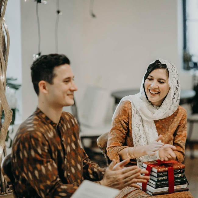 Pada akhir tahun 2020, Hannah Al Rashid dan Nino Fernandez membagikan kabar bahagia sekaligus mengejutkan. Tak pernah terlihat berpacaran, keduanya ternyata telah menikah beberapa tahun lalu. Hannah pun mengunggah sejumlah foto dari momen pernikahan mereka. “Married my bestie a few years ago. #throwback,” tulis keduanya di Instagram. Foto: Instagram @hannahalrashid