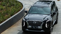 Hyundai Palisade adalah SUV flagship Hyundai dengan kapasitas 7 orang penumpang. Mobil ini dilengkapi dengan captain seats di baris kedua. Hyundai Palisade hadir dengan mesin R 2.2L CRDi inline 4-cylinder diesel with e-VGT dengan tenaga 200 ps dan torsi 440 Nm. Saat ini, Hyundai Palisade dijual dengan harga mulai dari Rp 904 juta sampai Rp 1,181 miliar. Foto: Rifkianto Nugroho/detikOto