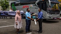 Direktur Utama PT SAN Putera Sejahtera (PO SAN) Kurnia Lesani Adnan, bersama Wakil Direktur PO SAN Kurnia Lesarii Adnan dan  Trucks,Bus and Crane Sales Operation Division Head PT United Tractors Tbk, Suhardi, di depan bus Scania K410IB-6x2 usai serah terima bus baru tersebut di Semarang, Jawa Tengah. Sebanyak delapan bus lintas provinsi berteknologi Air Conditioner Intelligent Air Purification and Disinfection System Air Purifie (Pemurni cerdas pendingin udara dan pembersih udara sistem disinfeksi) akan digunakan PO SAN guna memberi kenyamanan serta keamanan penumpang saat menggunakan transportasi darat di tengah pandemi.