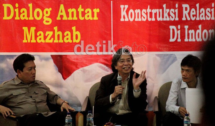 Jalaludin Rakhmat tahun 2012, memegang mikropon. (Ari Saputra/detikcom)