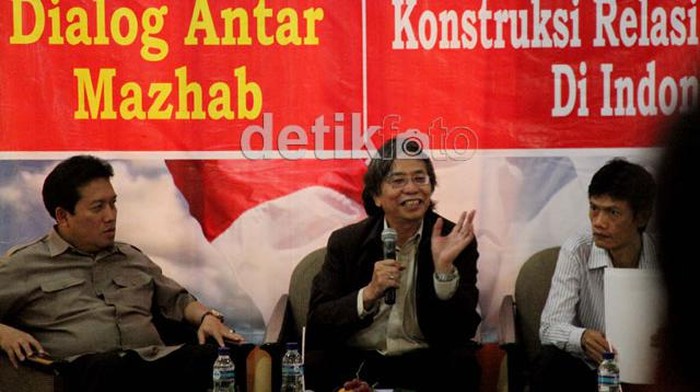Jalaludin Rakhmat tahun 2012, memegang mikropon. (Ari Saputra/detikcom)