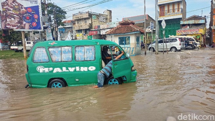 Jalan dekat kolam retensi Cieunteung Bandung terendam banjir