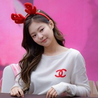 4. Jennie BLACKPINKImej Jennie yang imut sekaligus mewah membuatnya jadi favorit banyak orang. Sepertinya akan menyenangkan jika bisa menghabiskan Natal dan musim liburan bersama pelantun Solo ini.Foto: Fansite