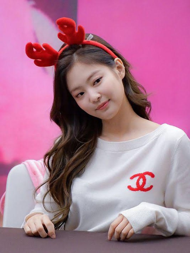 4. Jennie BLACKPINKImej Jennie yang imut sekaligus mewah membuatnya jadi favorit banyak orang. Sepertinya akan menyenangkan jika bisa menghabiskan Natal dan musim liburan bersama pelantun Solo ini.Foto: Fansite