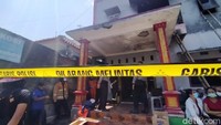 Saat ini indekos itu telah dipasangi garis polisi.