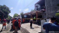 Aparat kepolisian masih berada di lokasi untuk melakukan olah TKP. Polisi masih mengidentifikasi jenazah yang masih berada di dalam indekos.