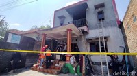 Indekos itu terbakar sekitar pukul 08.00 WIB. Salah satu saksi mata, Tri, mengatakan warga melihat api saat sudah membesar dan berasap tebal.