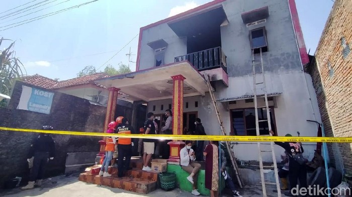Sebuah indekos di kawasan Gembongan, Kecamatan Kartasura, Sukoharjo, terbakar, Jumat (25/12/2020). Tiga orang penghuni indekos tewas dalam peristiwa nahas itu.