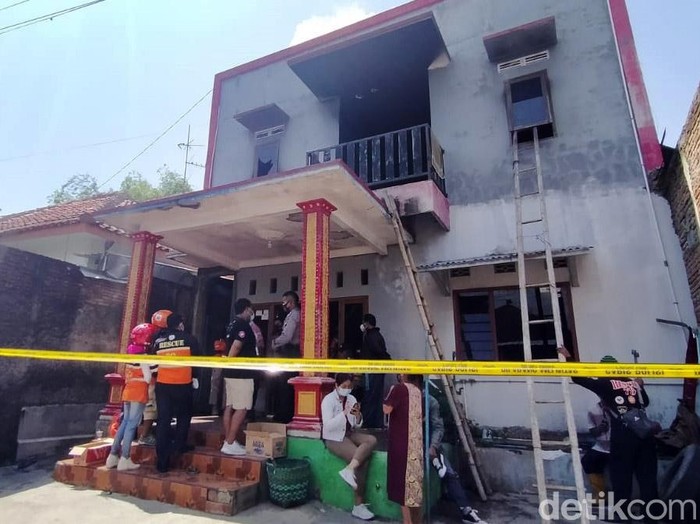 Sebuah indekos di kawasan Gembongan, Kecamatan Kartasura, Sukoharjo, terbakar, Jumat (25/12/2020). Tiga orang penghuni indekos tewas dalam peristiwa nahas itu.