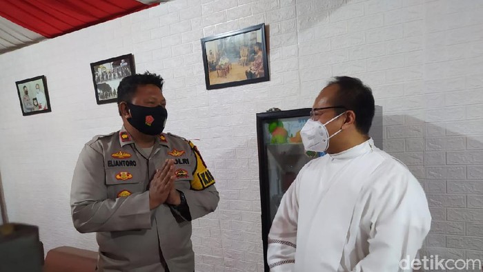 Kepala Pastor Gereja Katedral Romo Albertus Hani Rudi Hartoko, SJ memberikan ucapan terima kasi ke TNI-Polri yang berjaga di Katedral