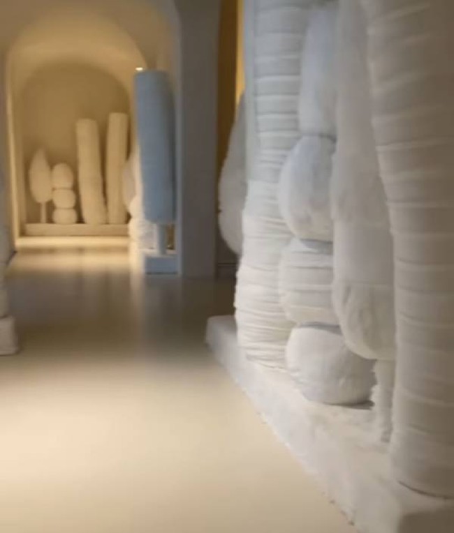 Setelah berpisah dari Kanye, bintang reality show yang kini merambah bisnis fashion dan kosmetik itu berhak untuk menempati rumah tersebut bersama keempat anaknya. Namun ternyata, si sulung North ternyata kurang menyukai tempat itu. (Foto: Instagram)